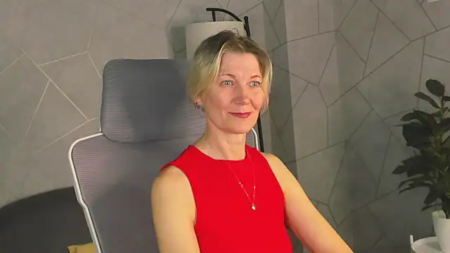 Snapshot of Julie_Lucas chatting on March 17, 2026, 12:48 am Julie Lucas online show from March 17, 2026, 12:48 am