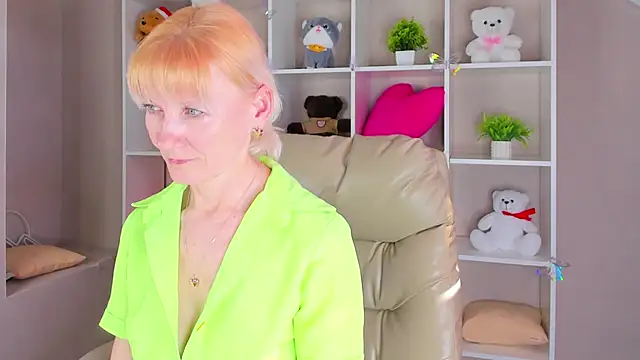 Snapshot of Julie_Lucas chatting on March 31, 2026, 9:21 am Julie Lucas online show from March 31, 2026, 9:21 am