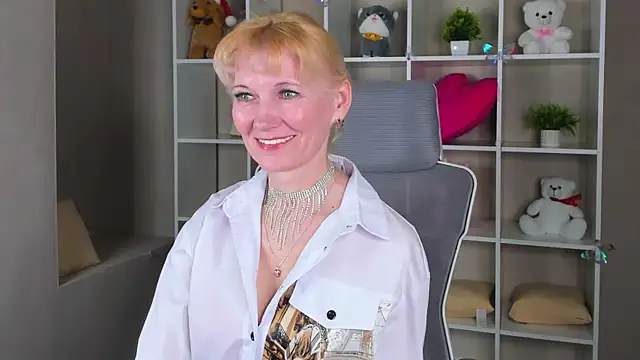 Snapshot of Julie_Lucas chatting on April 6, 2026, 12:19 am Julie Lucas online show from April 6, 2026, 12:19 am