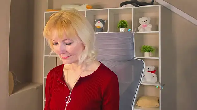 Snapshot of Julie_Lucas chatting on April 8, 2026, 12:21 am Julie Lucas online show from April 8, 2026, 12:21 am