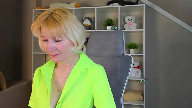 Snapshot of Julie_Lucas chatting on April 9, 2026, 12:43 am Julie Lucas online show from April 9, 2026, 12:43 am