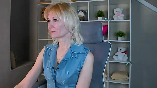 Snapshot of Julie_Lucas chatting on April 10, 2026, 12:38 am Julie Lucas online show from April 10, 2026, 12:38 am