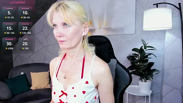 Snapshot of Julie_Lucas chatting on June 4, 2026, 11:55 pm Julie Lucas online show from June 4, 2026, 11:55 pm