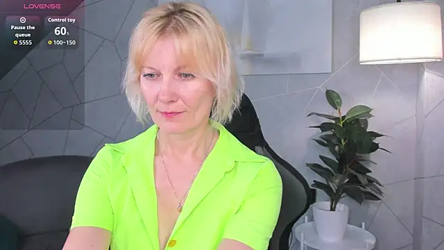 Snapshot of Julie_Lucas chatting on June 7, 2026, 11:41 pm Julie Lucas online show from June 7, 2026, 11:41 pm