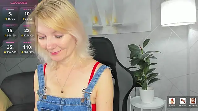 Snapshot of Julie_Lucas chatting on June 16, 2026, 12:02 am Julie Lucas online show from June 16, 2026, 12:02 am