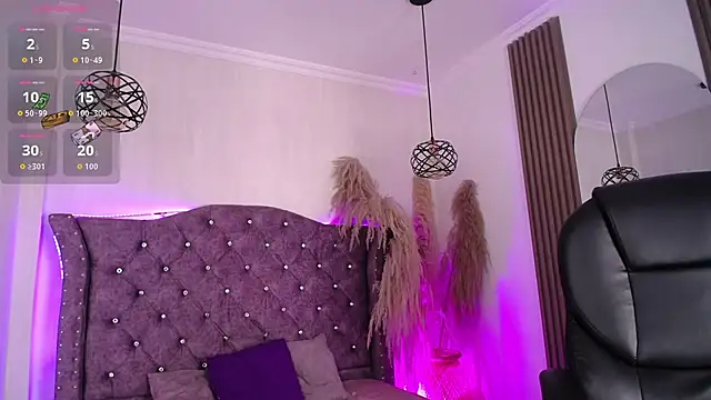 Violet Collins1 online show from June 4, 2026, 9:43 pm