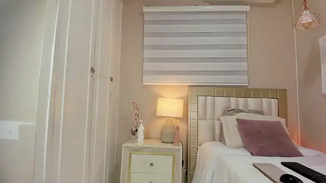 isabela  x online show from March 23, 2026, 11:25 am