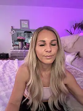 Snapshot of JulieSol chatting on February 8, 2026, 8:18 am JulieSol online show from February 8, 2026, 8:18 am