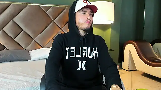 Snapshot of Salvattore_Muller chatting on February 9, 2026, 6:39 am Salvattore Muller online show from February 9, 2026, 6:39 am