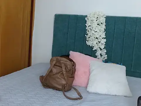 carolinacrus02 online show from January 15, 2026, 6:55 pm