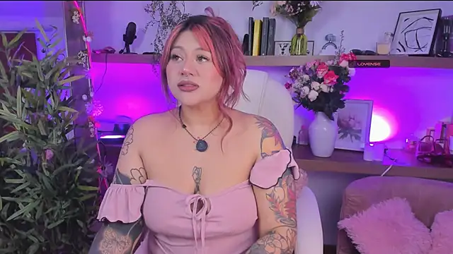 Snapshot of _Lorraine_v chatting on June 20, 2026, 8:55 pm Lorraine v online show from June 20, 2026, 8:55 pm