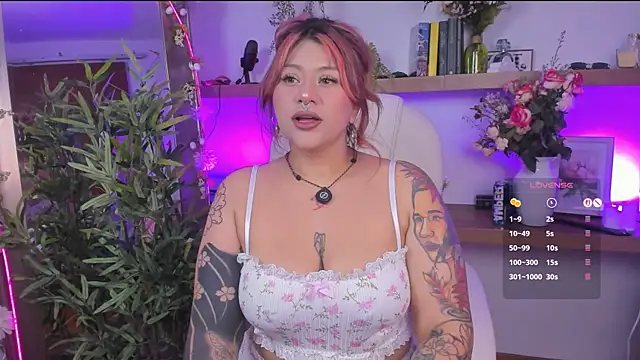 Snapshot of _Lorraine_v chatting on June 23, 2026, 9:35 pm Lorraine v online show from June 23, 2026, 9:35 pm