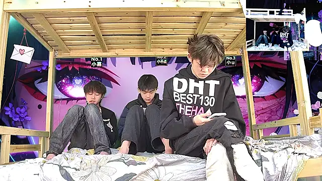 xiaohuangren01 online show from February 5, 2026, 1:32 am