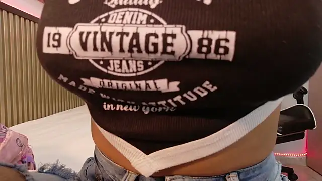 Snapshot of Scarlet_Vixen_ chatting on February 10, 2026, 12:20 pm Scarlet Vixen online show from February 10, 2026, 12:20 pm