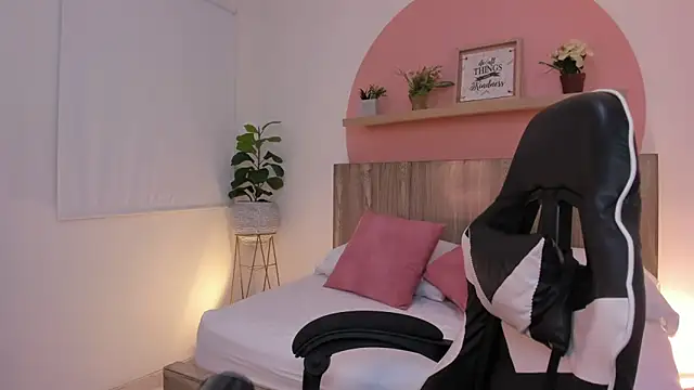 ivette swan online show from April 14, 2026, 7:20 pm