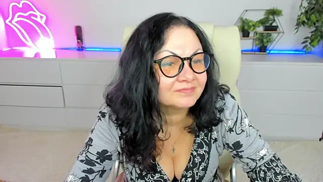 IrissMoon online show from February 16, 2026, 6:42 am