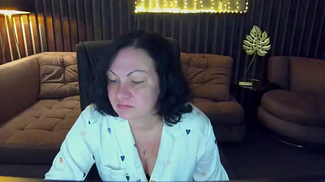 IrissMoon online show from June 7, 2026, 5:44 am