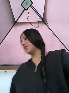 Snapshot of StrawberryPink_ chatting on April 2, 2026, 10:57 am StrawberryPink online show from April 2, 2026, 10:57 am