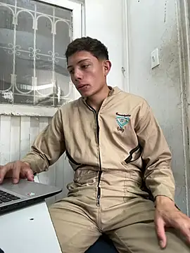 santiObrero online show from July 18, 2026, 4:11 pm