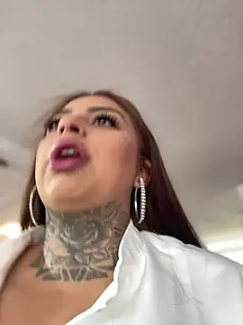 Snapshot of EmilyMoore_Pink chatting on February 3, 2026, 9:31 pm EmilyMoore Pink online show from February 3, 2026, 9:31 pm