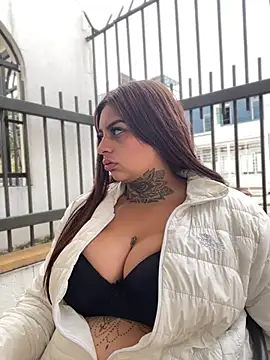 Snapshot of EmilyMoore_Pink chatting on February 6, 2026, 7:50 pm EmilyMoore Pink online show from February 6, 2026, 7:50 pm