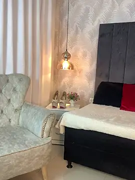 Snapshot of Auri__ chatting on February 5, 2026, 6:01 pm Auri online show from February 5, 2026, 6:01 pm