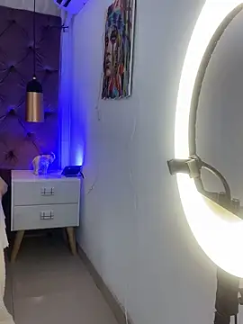 Snapshot of Auri__ chatting on February 10, 2026, 7:40 pm Auri online show from February 10, 2026, 7:40 pm