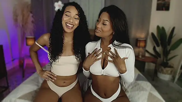 KaryMooon online show from February 8, 2026, 8:45 pm