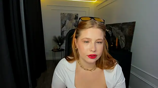 Snapshot of SweetDaylight chatting on May 17, 2026, 7:43 pm SweetDaylight online show from May 17, 2026, 7:43 pm