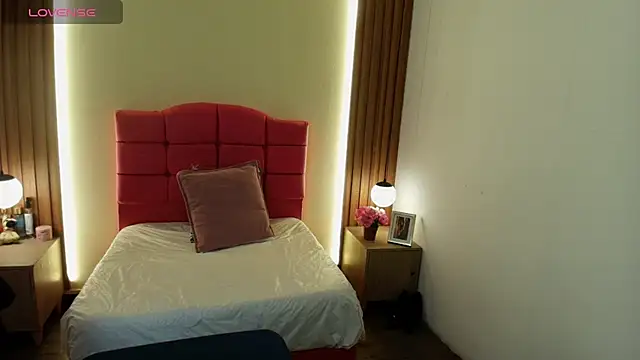 IvonneRoss  online show from April 7, 2026, 11:54 am