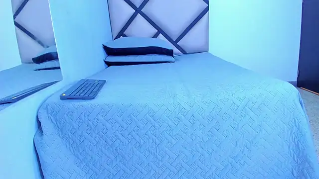 Snapshot of Outlook2053 chatting on February 12, 2026, 7:42 pm Outlook2053 online show from February 12, 2026, 7:42 pm