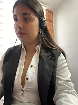 Snapshot of A-uroora chatting on February 8, 2026, 11:35 am A-uroora online show from February 8, 2026, 11:35 am