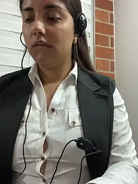 Snapshot of A-uroora chatting on February 13, 2026, 7:26 am A-uroora online show from February 13, 2026, 7:26 am