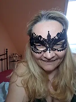 MaskedQueen77 online show from April 15, 2026, 3:52 pm