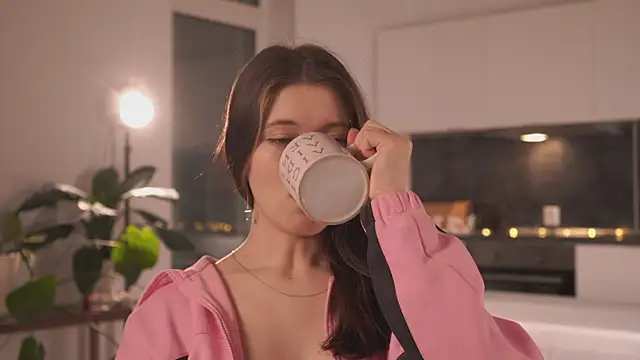 Snapshot of EleniRoeber chatting on February 4, 2026, 4:24 pm EleniRoeber online show from February 4, 2026, 4:24 pm