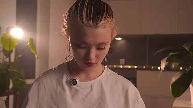 Snapshot of EleniRoeber chatting on February 19, 2026, 4:25 pm EleniRoeber online show from February 19, 2026, 4:25 pm