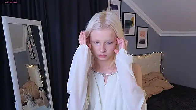 Snapshot of Naomi_Demio chatting on March 25, 2026, 12:33 pm Naomi Demio online show from March 25, 2026, 12:33 pm