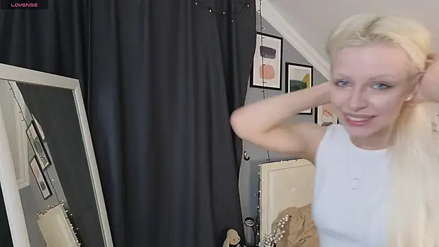 Snapshot of Naomi_Demio chatting on April 4, 2026, 12:35 pm Naomi Demio online show from April 4, 2026, 12:35 pm