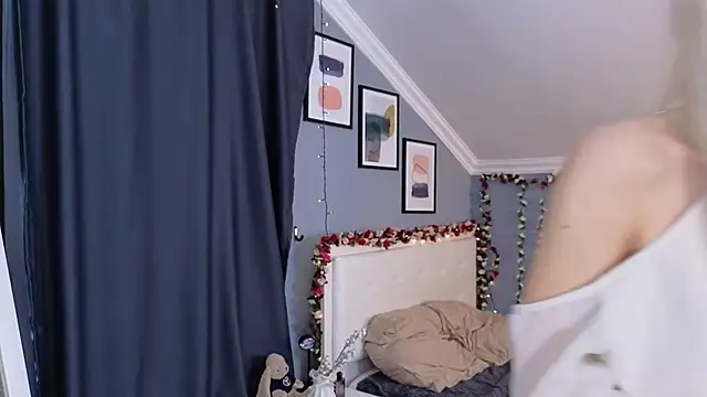 Snapshot of Naomi_Demio chatting on April 15, 2026, 12:34 pm Naomi Demio online show from April 15, 2026, 12:34 pm