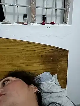 Cute-karisma1234 online show from February 9, 2026, 4:22 pm