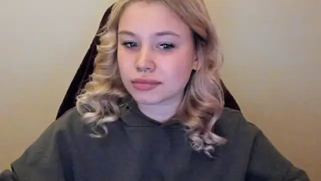 Snapshot of Lulu_Di chatting on February 4, 2026, 11:42 pm Lulu Di online show from February 4, 2026, 11:42 pm