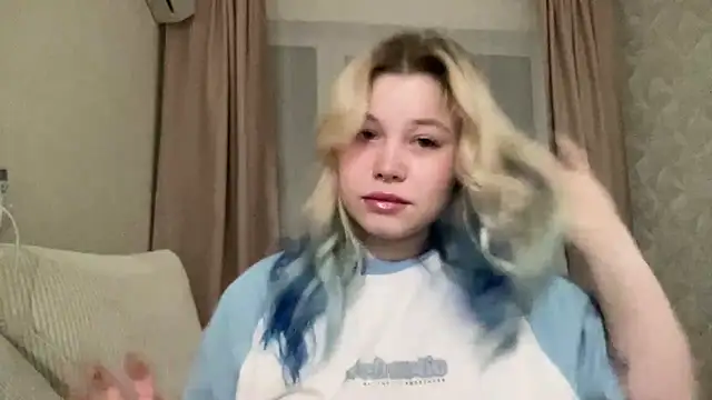 Lulu Di online show from March 4, 2026, 9:43 pm