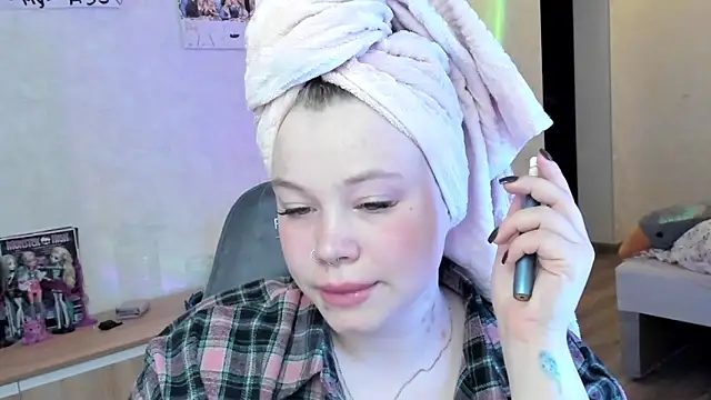 Lulu Di online show from June 18, 2026, 8:46 pm