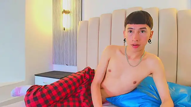 lian cameron online show from April 13, 2026, 3:45 am