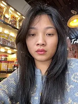 Lyn-be99 online show from April 18, 2026, 5:44 am