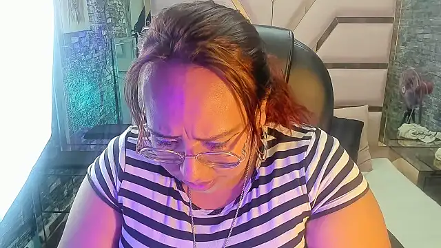 Snapshot of Shara_Oz chatting on March 2, 2026, 8:21 am Shara Oz online show from March 2, 2026, 8:21 am