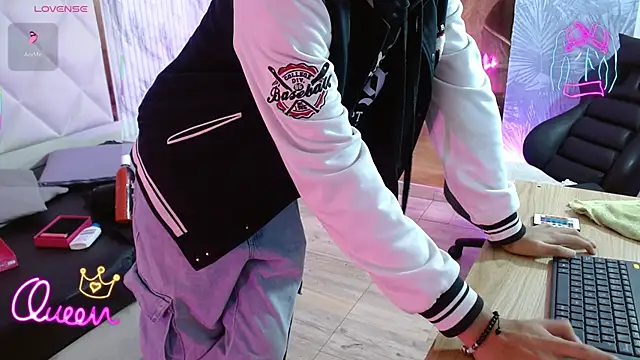 Snapshot of osamu_tay chatting on February 5, 2026, 11:37 am osamu tay online show from February 5, 2026, 11:37 am