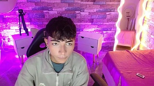 Snapshot of osamu_tay chatting on February 27, 2026, 11:43 am osamu tay online show from February 27, 2026, 11:43 am