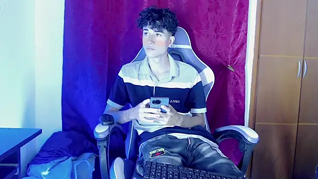 Snapshot of Johnny_cagee_ chatting on February 22, 2026, 12:01 am Johnny cagee online show from February 22, 2026, 12:01 am