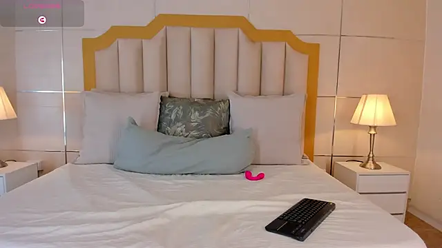 Crystal Rose   online show from March 5, 2026, 11:39 am